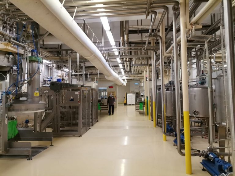 завод, икономика