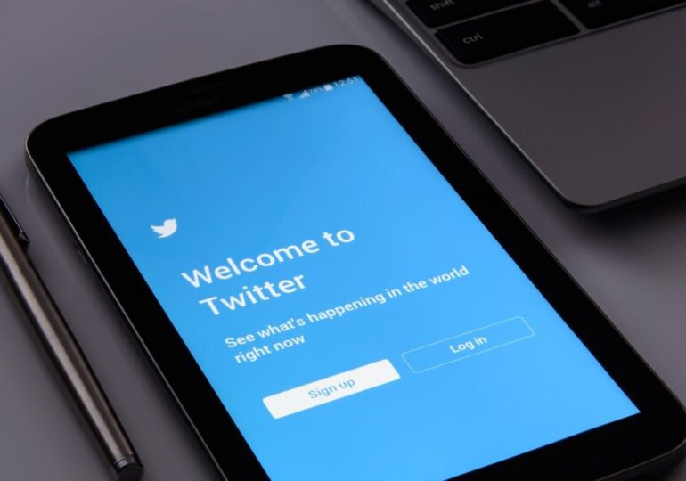 Twitter добавя към „blue check“ два нови цвята
