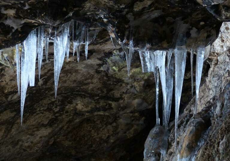 ледени висулки, скала, пещера