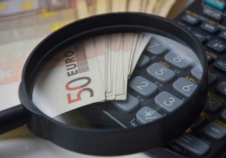 пари евро, лупа