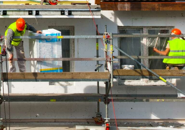 строеж работници строители саниране