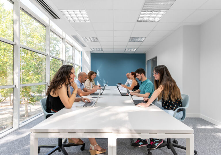 офис работа хибриден