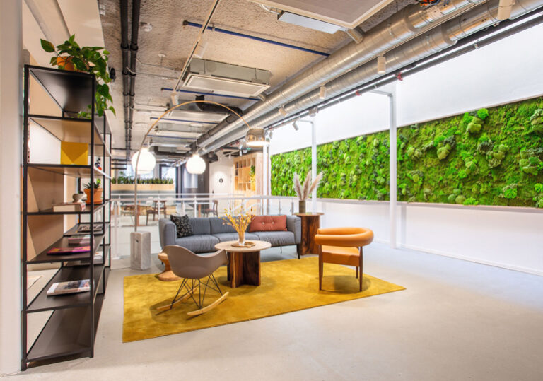 работа офис хибриден