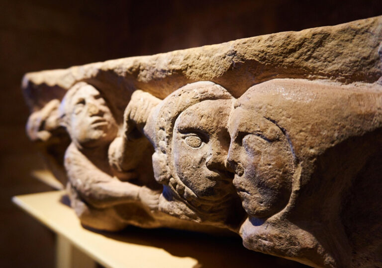 скулптура камък