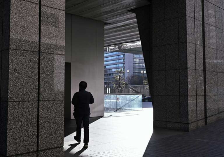 сенки корупция човек